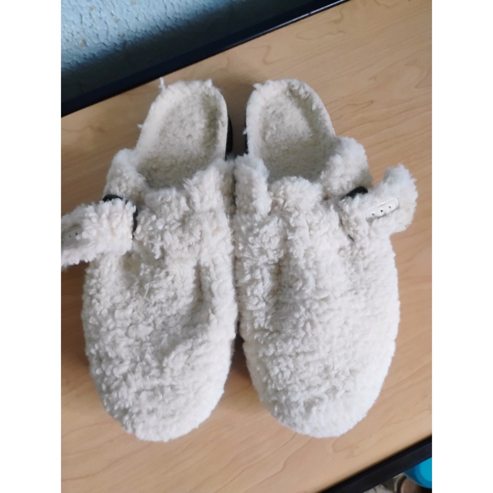 2 Pair Faux White Comfortable Fur Target Slippers Women's Size 6 And 9 Sharp